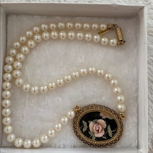 Pearl necklace with a rose